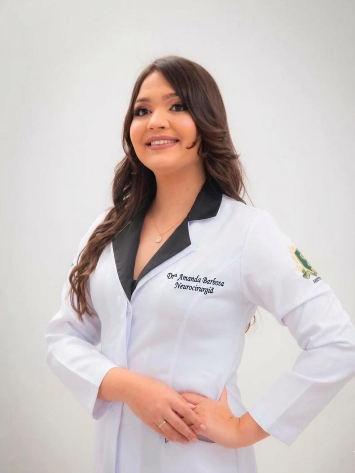 Dra. Amanda Barbosa com jaleco branco